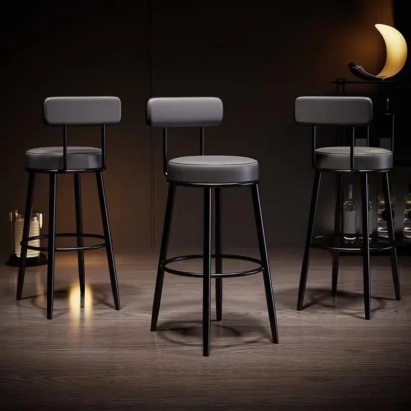 Magnus Lærstol - 3 Luxury Nordic Bar Stools